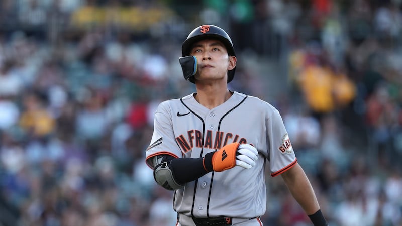 Giants place OF Lee on IL with back injury, call up prospect Bericoto from Triple-A