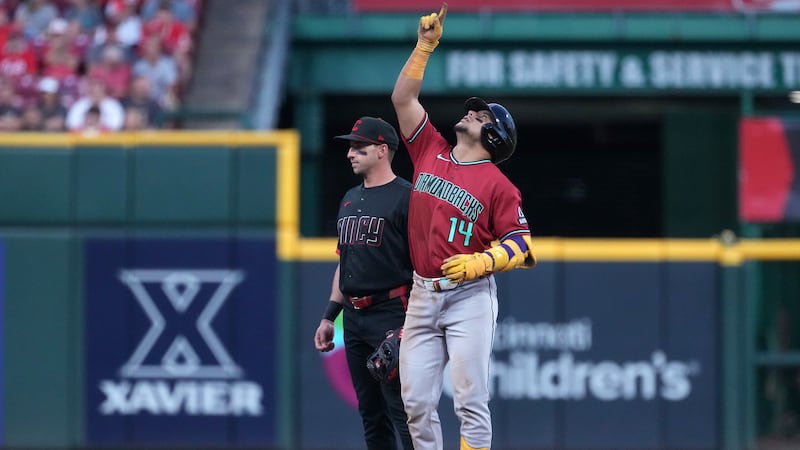 Dunn’s error leads to 3-run 9th, Diamondbacks beat Reds