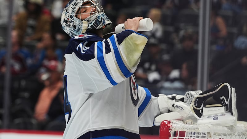 Skinner set to carry the load in Jets' net after Hellebuyck's exit demand