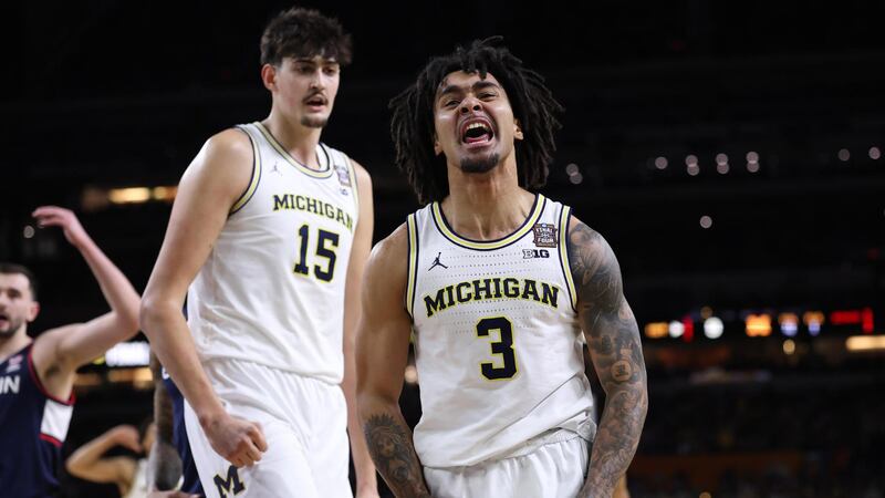 Elliot Cadeau muscles in a Michigan and-1