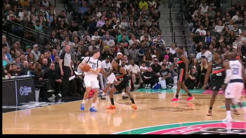 Cooper Flagg buries triple vs. San Antonio Spurs