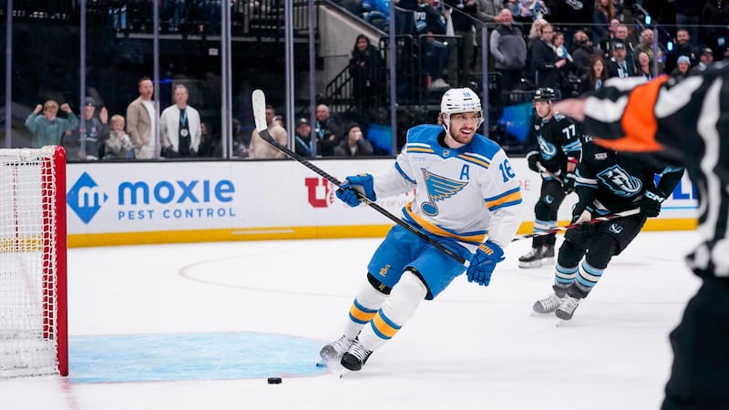 Robert Thomas ices Blues' win, completes hat trick on empty-netter