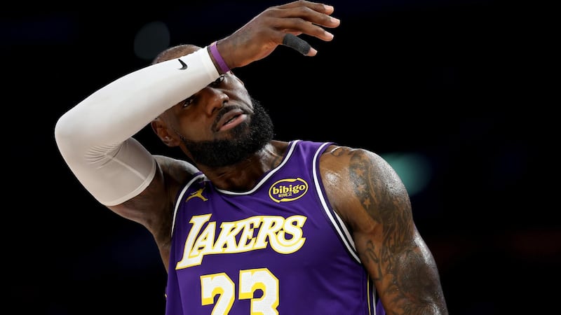 LeBron can't get late three to fall as Rockets hold on to win