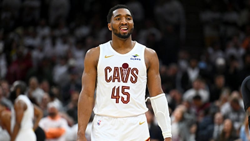 Donovan Mitchell buries first-quarter buzzer-beater from deep