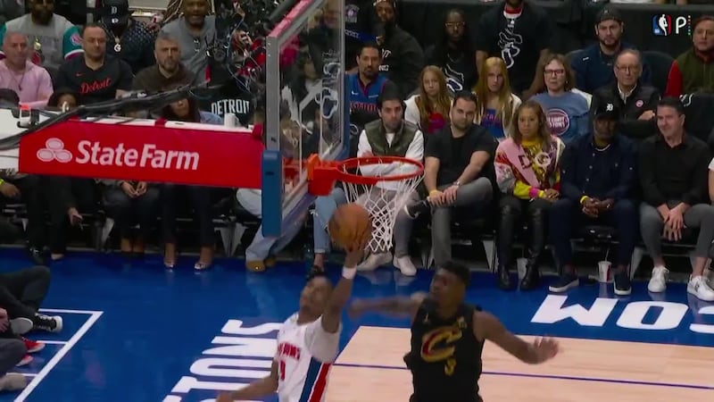 Ausar Thompson makes a fancy layup for the Pistons