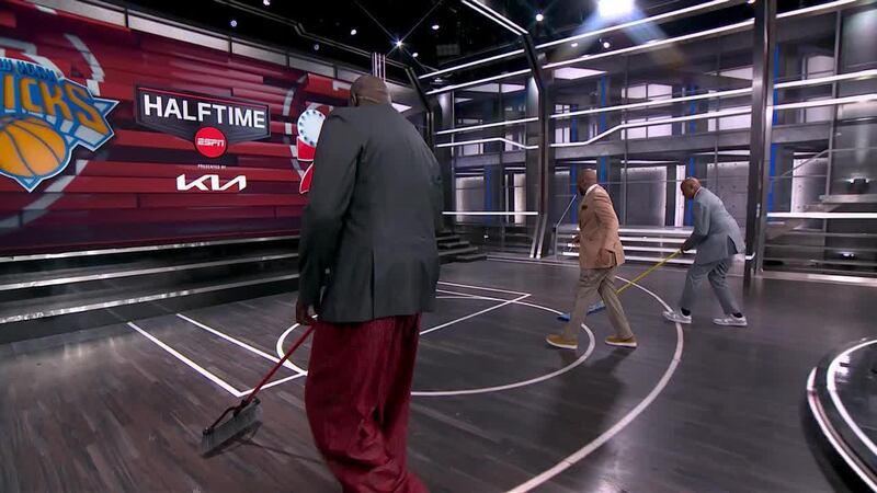 Shaq, Chuck sweep for Kenny after Knicks' first-half barrage
