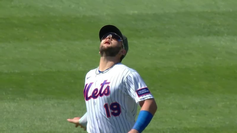 Bo Bichette drops a pop up to gift the Yankees a run