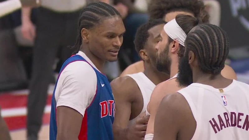 Max Strus and Ausar Thompson get into it in the 4th quarter