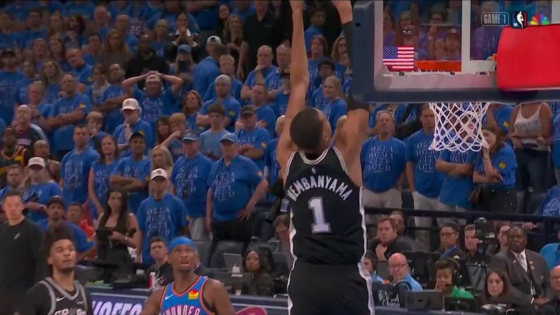 Castle connects with Wemby for a late Spurs alley-oop