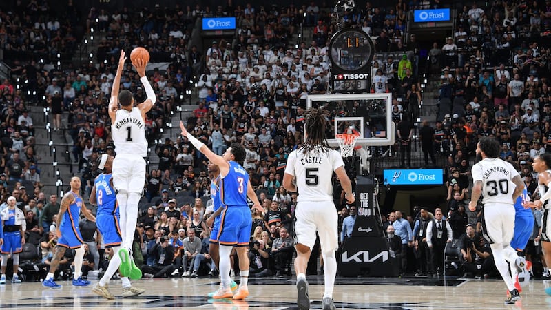 Must See: Wemby beats halftime buzzer with half-court heave for Spurs
