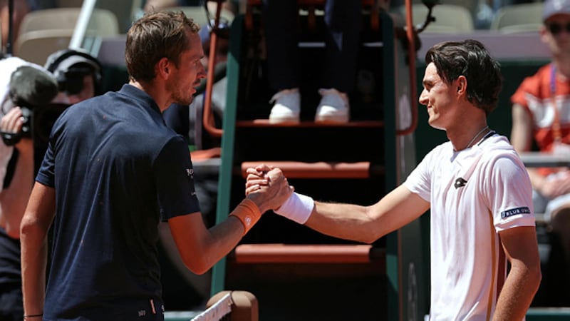 Walton stuns Medvedev in a five-set rollercoaster to advance at Roland-Garros