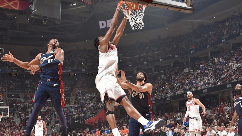 OG Anunoby rocks rim on back-to-back possessions