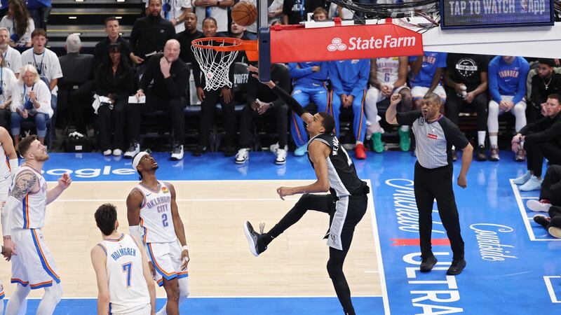 Wemby tips in alley-oop for an incredible and-1