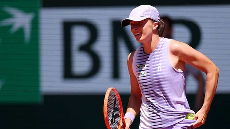 Swiatek overcomes 38 unforced errors to reach third round