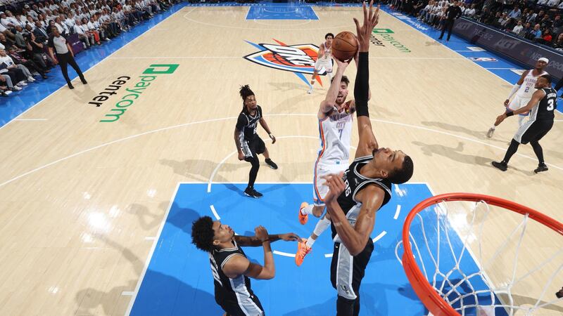 Wemby sends Holmgren to the court with huge block