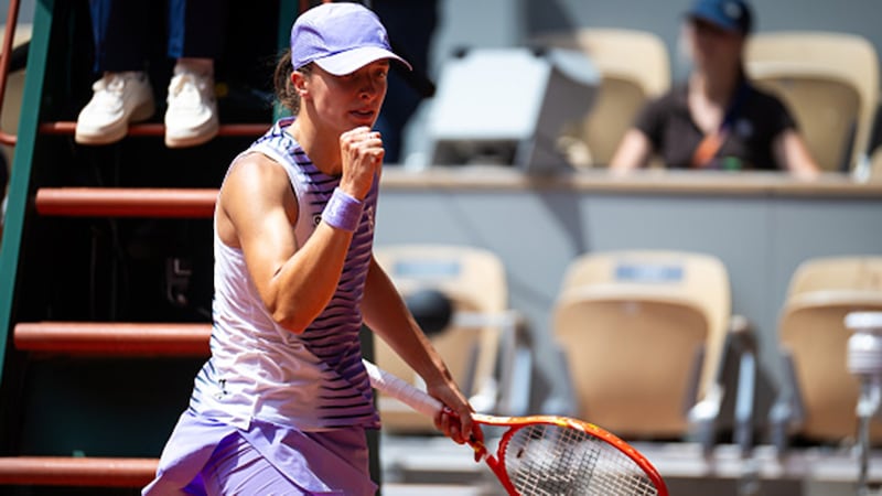 Swiatek downs Linette in straight sets to advance to fourth round at Roland-Garros