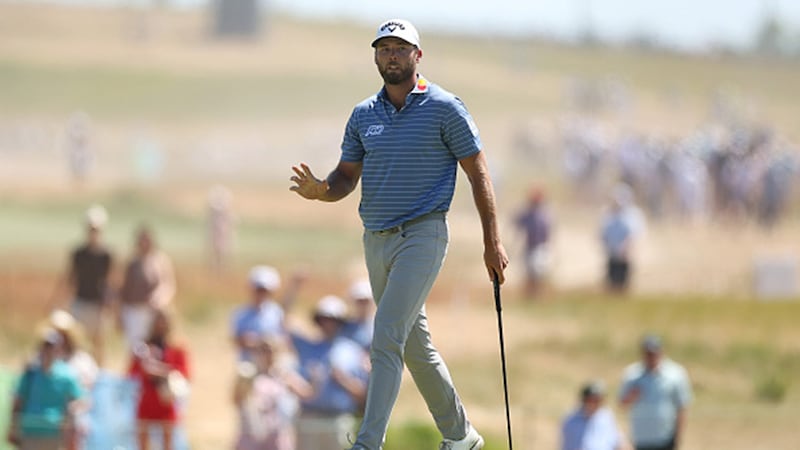 Must See: Burns cuts into Clark's lead with sensational 49-foot birdie make