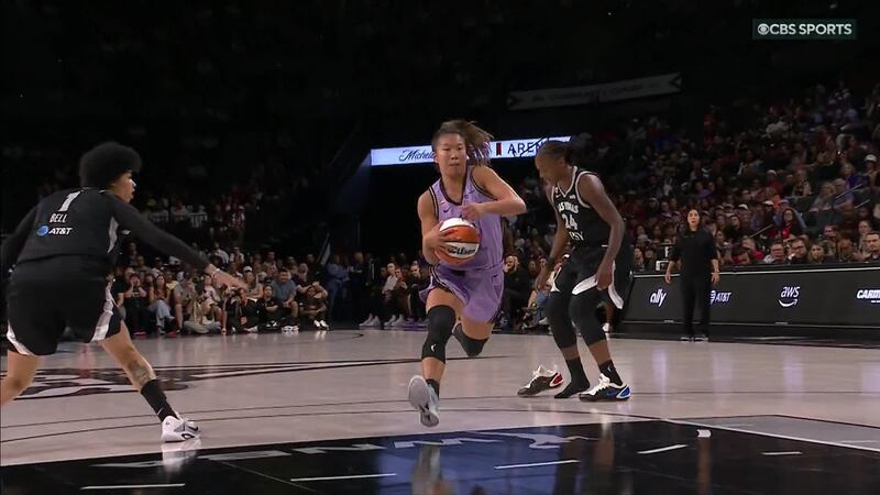 Kaitlyn Chen's crossover literally sends Jewell Loyd out of her shoe