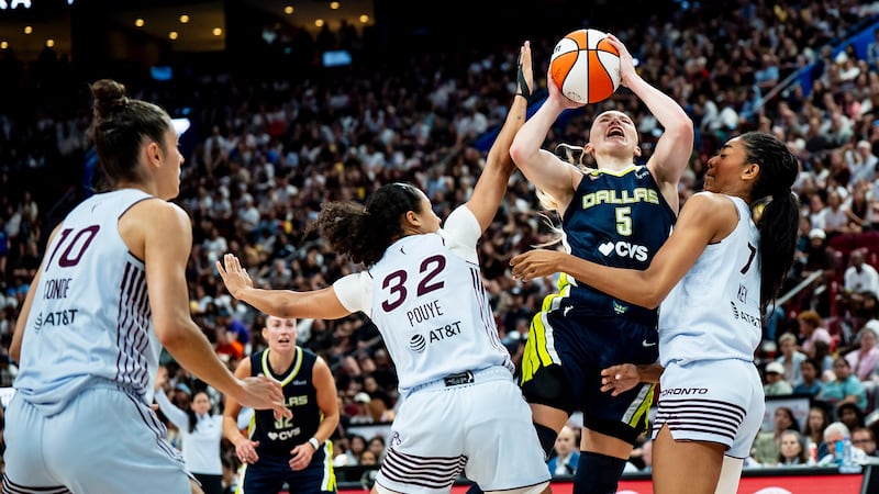 Bueckers drops season-high 34 on Tempo: 'Trying to guard her is like trying to hold water'