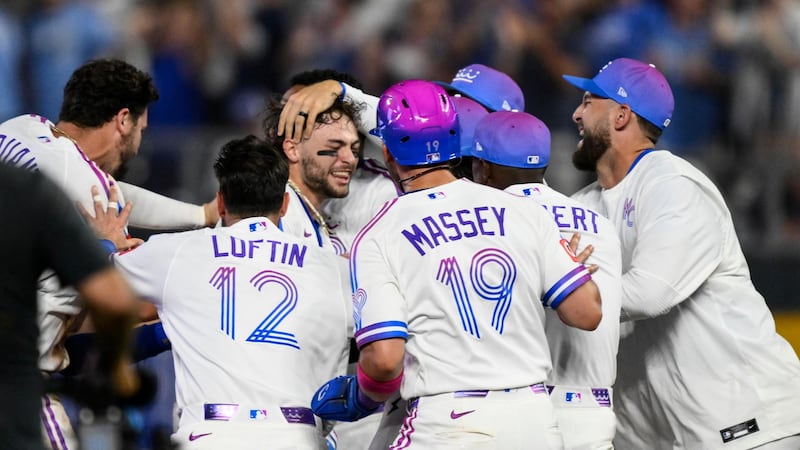 Carter Jensen's single in 10th wins it for Royals