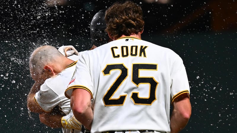 Brandon Lowe rips a walk-off single for the Pirates