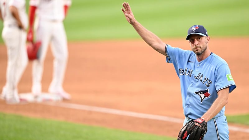 Max Scherzer receives a standing ovation from Nationals fans