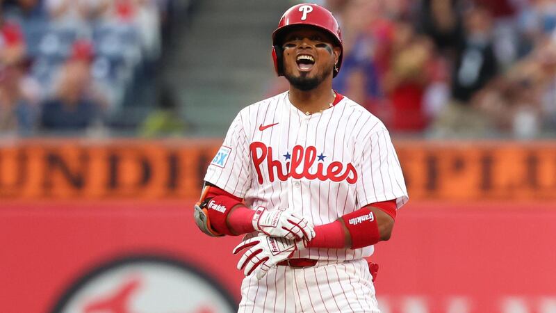 Luis Arraez gets warm welcome in Philly, delivers 2 hits in debut