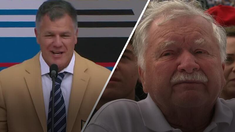 Adam Vinatieri holds back tears while thanking parents during HOF speech