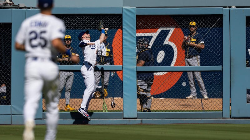 Kyle Tucker hears boos from Dodgers crowd after missing catch