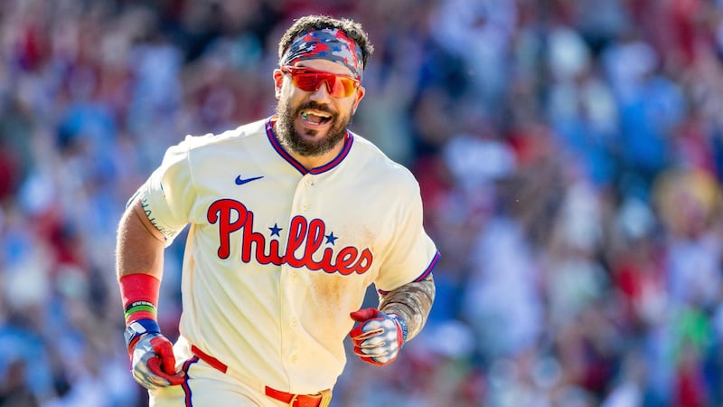 Kyle Schwarber completes Phillies' comeback with a walk-off 2-run HR