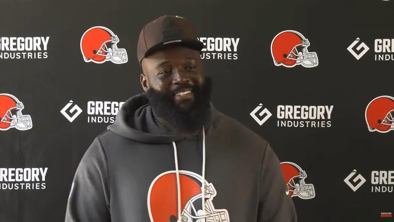 Collins says it 'felt good' to be back at Browns' practice; chats playing alongside Verse