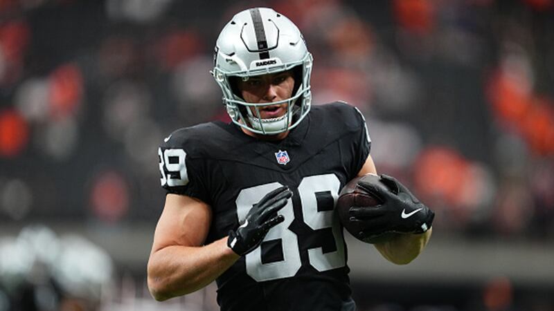 Report: Raiders star TE Bowers to miss 1-2 games with knee injury