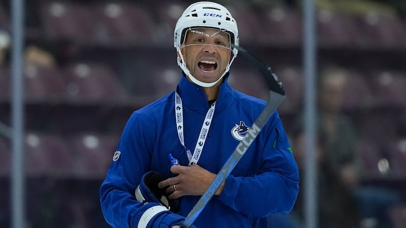 Canucks appreciate Malhotra's 'intense' approach to camp