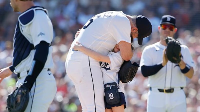 Must See: Verlander in tears as daughter pulls him from game in final career start