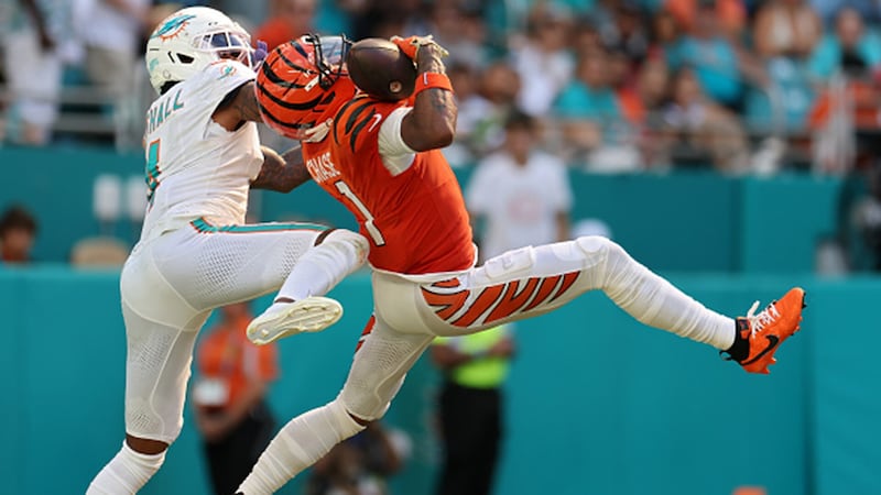 Must See: 'You're kidding!' - Ja'Marr Chase wins jump ball for ridiculous TD