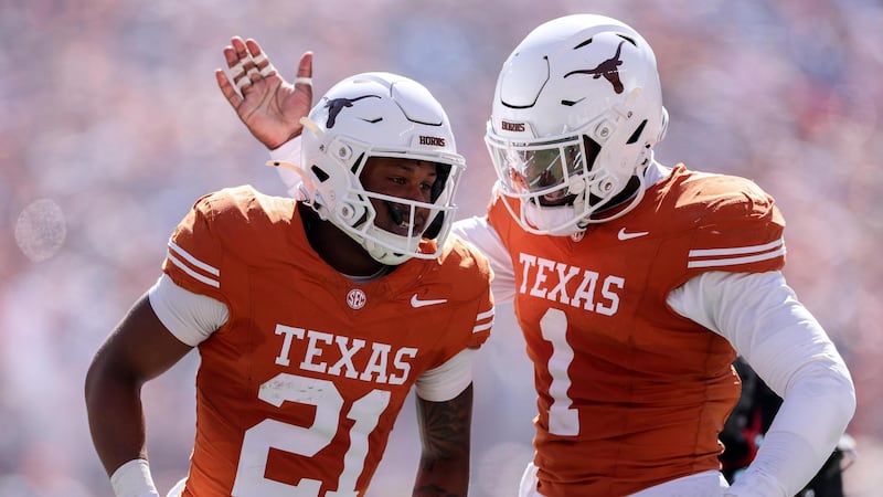 Texas' Ryan Niblett takes one to the house for 63-yard punt return TD