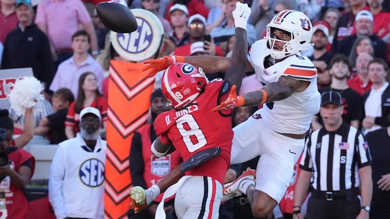 Must See: Chas Nimrod brings in incredible one-handed catch in the end zone for Auburn TD