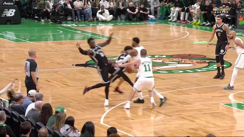Yikes! Julius Randle gets a tech for flopping