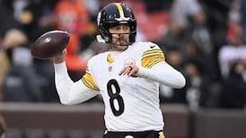 Aaron Rodgers hits the practice field after signing 1-year deal to stay with Steelers 