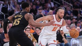 Knicks erase late 22-point deficit to stun Cavs in Game 1