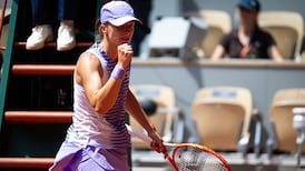 Swiatek downs Linette in straight sets to advance to fourth round at Roland-Garros