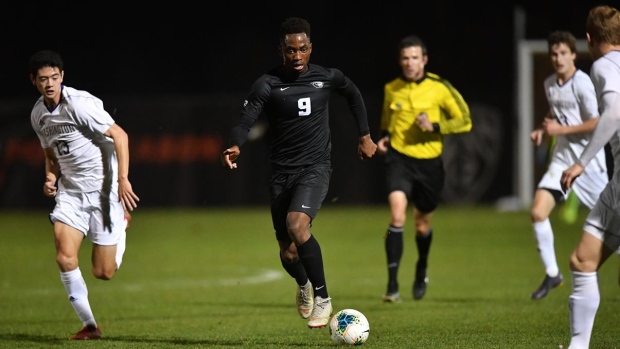 Gloire Amanda controls the ball